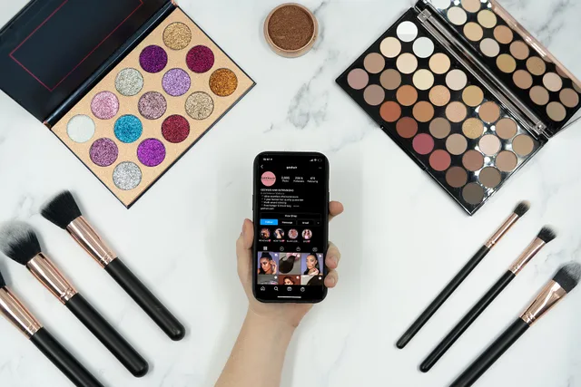 This photo shows someone using Instagram to watch and follow along with a make up tutorial. A selection of make up brushes and eyeshadow palettes can be seen around their phone. We've now made the decision to release this photo under Creative Commons so you can use it too! Just remember to credit us. Micro-influencer e grandi profili a confronto
