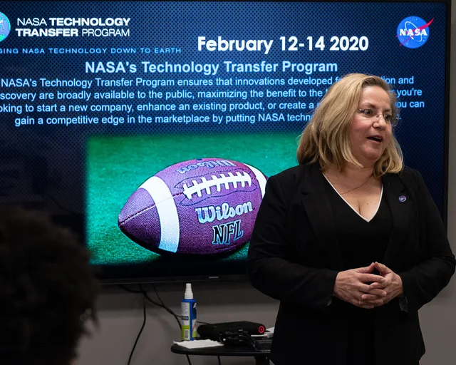 In collaboration with NASA’s Goddard Space Flight Center, NASA’s Johnson Space Center in Houston, Texas hosted the second NASA Commercialization Training Camp on Feb. 12-14 in partnership with the NFL Players Association. Through presentations, tours, panels and one-on-one conversations, the trainin. Spiegare un prodotto tecnico attraverso un esperto